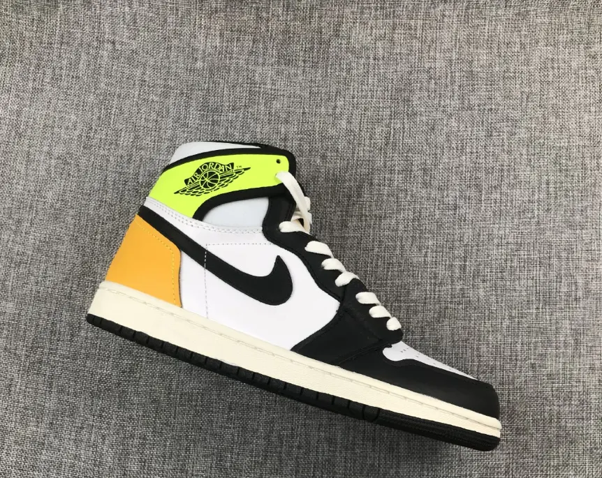 Air Jordan 1 Retro High OG Yellow Toe - Nike