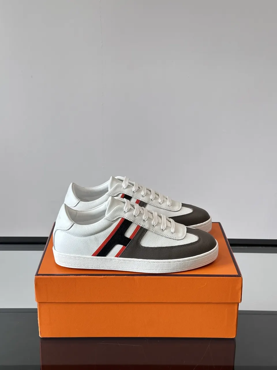 signature Hermès White Leather Trim Sneakers - Hermès White Leather
